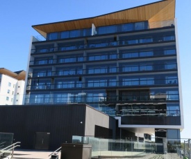 Kirjokansi 4 Gold Apartments