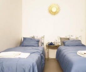 Great Stay Between Airport and City!With Cats.